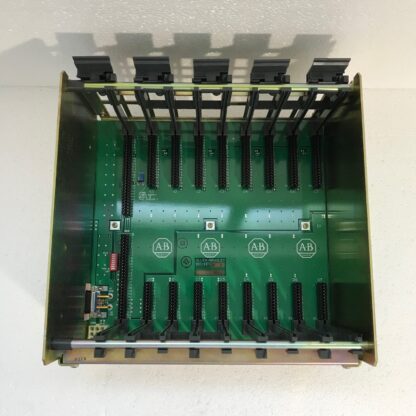 Chassis 8 Slot I/O 1771-A2B ALLEN BRADLEY Modello: 1771-A2B -  Tensione: 5 Vdc - Corrente Max : 16 A a 5,25 Vdc