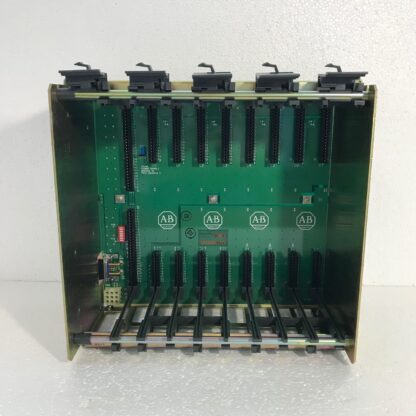 Chassis 8 Slot I/O 1771-A2B ALLEN BRADLEY Modello: 1771-A2B -  Tensione: 5 Vdc - Corrente Max : 16 A a 5,25 Vdc